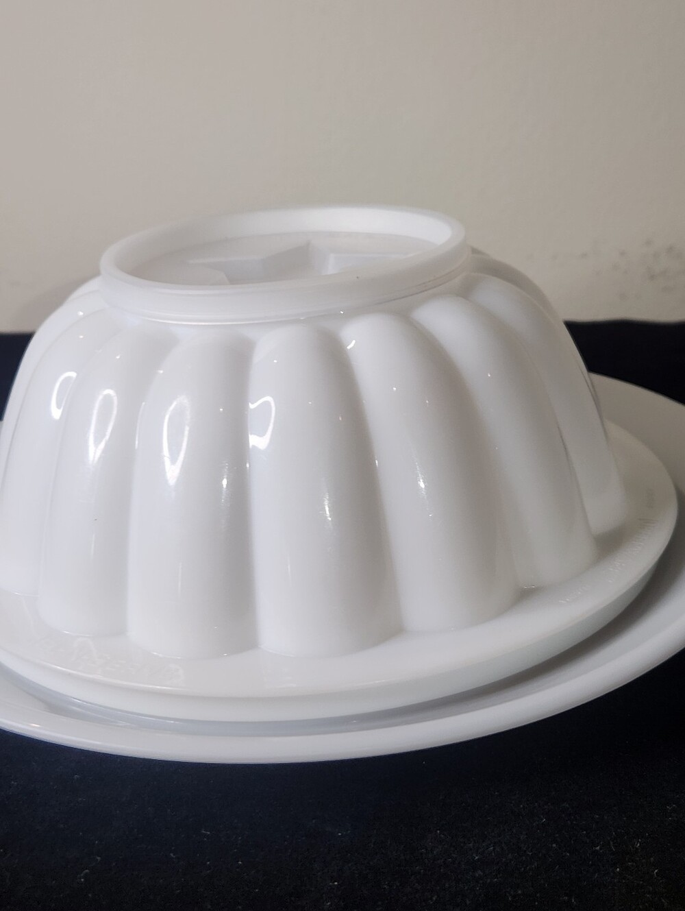 Tupperware Jel-N-Serve Jello Mold With Design Seals, Lid, Serving Plate 616